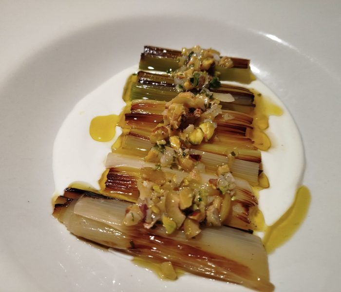 Verdura de temporada con fritura de bacon y cebolla