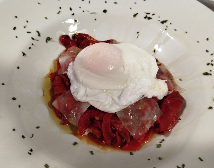 Pimientos asados con papada y huevo poché