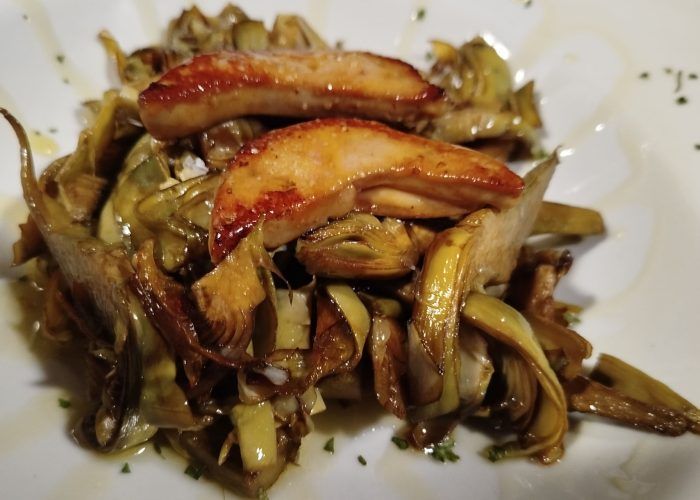 Plato de alcachofas con foie