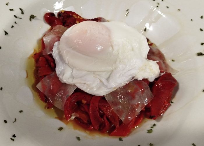 Pimientos asados con papada y huevo
