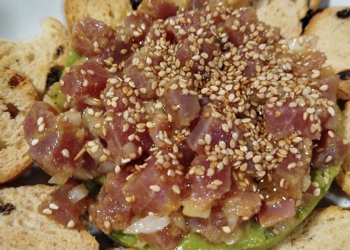 Tartar de atún con sésamo